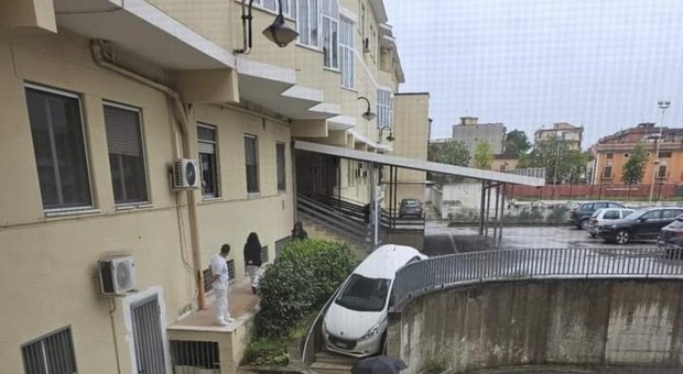 L'auto incastrata sulle scale del parcheggio dell'ospedale di Maddaloni