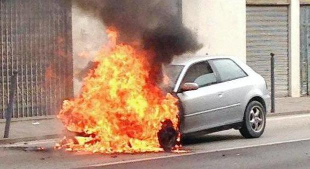 L'auto in fiamme (foto Bressaglia)