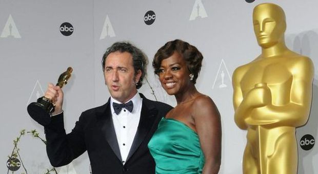 Paolo Sorrentino premiato con l'Oscar da Viola Davis