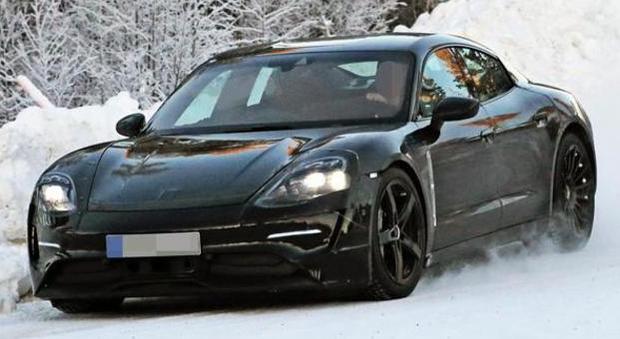 La prima Porsche elettrica impegnata in test sulla neve