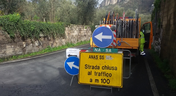 Meta, crolla una piazzola di sosta: chiusa la statale Amalfitana | Foto