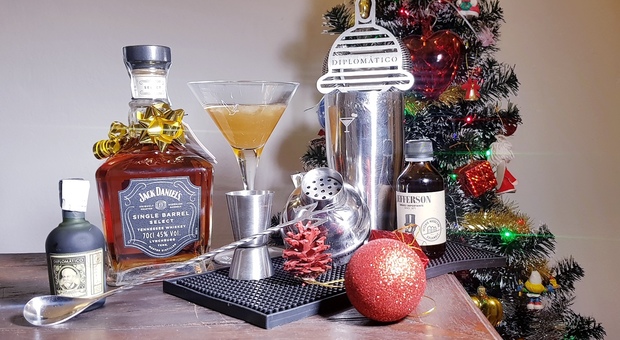 Sotto l'Albero di Natale il set per i cocktail