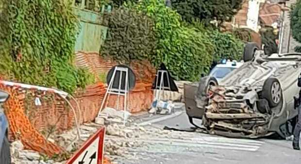 Incidente a Sorrento, uomo muore stroncato da malore al volante: ferita la moglie