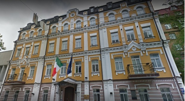 L'Ambasciata italiana ai connazionali a Kiev: «Lasciate il Paese, chi rimane si procuri cibo e acqua»