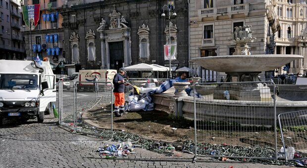 Fontana del carciofo, piazza Trieste e Trento, danneggiata dopo i festeggiamenti per lo scudetto