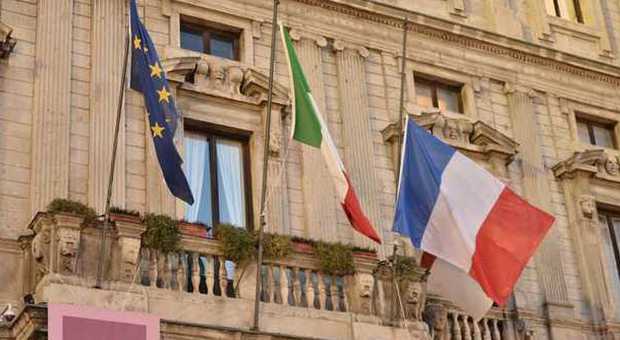 Milano, matite alzate in consiglio comunale e bandiera francese a mezz'asta: cordoglio per la strage di Parigi