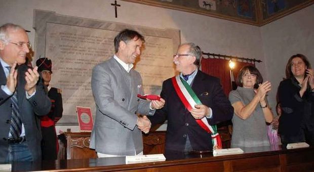 Brunello Cucinelli premiato dal sindaco Alberto Falcini a Stroncone