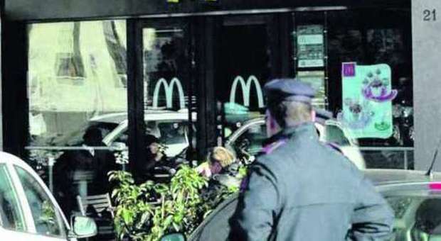 Partorisce nel McDonald's e abbandona il figlio nel water: pena ridotta alla madre romena