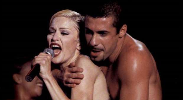 Luca Tommassini e Madonna, il coreografo svela i suoi ricordi: «Una volta si avvicinò e mi sussurrò all'orecchio...»