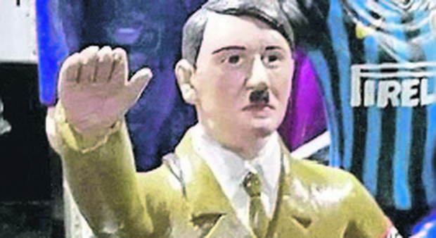 Statuina di Hitler fra i pastori, c'è un'indagine della Procura