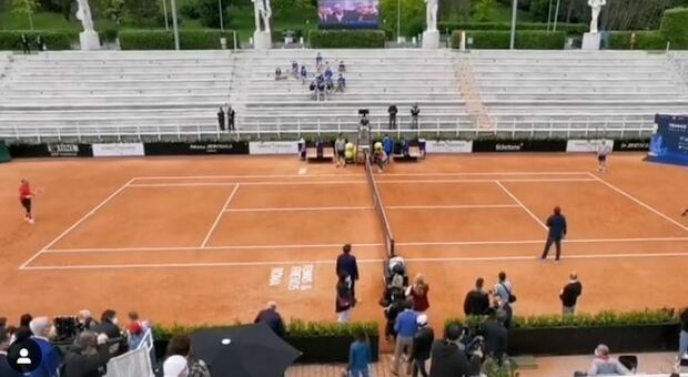 Internazionali, Paolo Bonolis "sfida" Sonego: al Foro Italico i primi scambi della giornata per Tennis&Friends