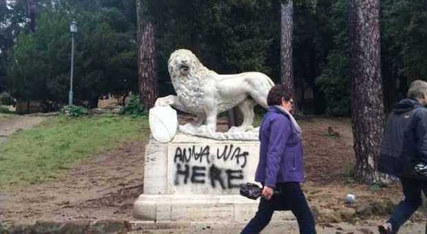 Pincio, ancora vandali in azione: imbrattata di nuovo la statua del leone