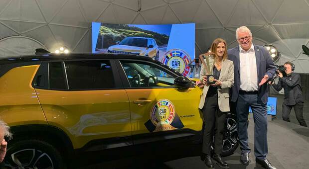 Antonella Bruno, capo di Jeep Europa che a Bruxelles ha ritirato il trofeo “Car of The Year” dal presidente di giuria Søren Rasmussen