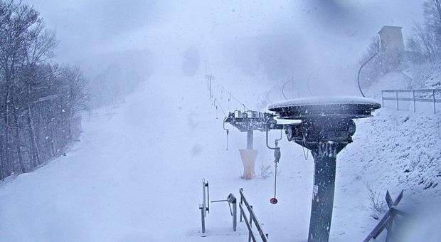 È primavera ma non sembra: torna la neve sugli Appennini e week end con i temporali nelle Marche