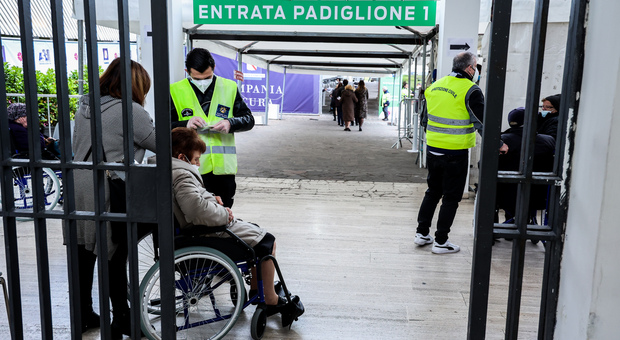 Covid in Campania, oggi 1.881 positivi e 30 morti: l'indice di contagio scende sotto il 10%