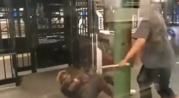 Orrore in metro a New York, uomo picchia una donna con bastonate, calci e pugni: il video choc