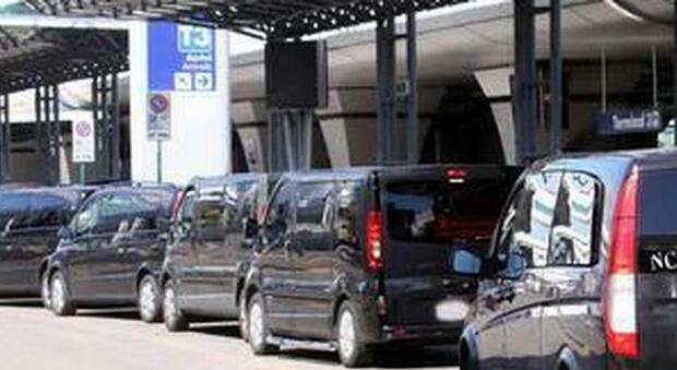 Multa di oltre mille euro per un autista Ncc, l'abusivo adescava clienti fuori l'aeroporto di Fiumicino senza nessun permesso