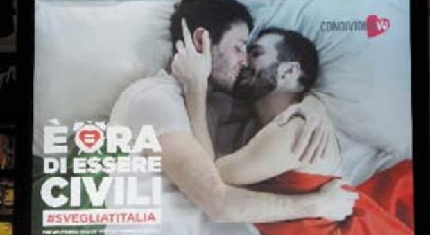 Il bacio gay in vetrina come spot pro unioni civili: esplode la protesta