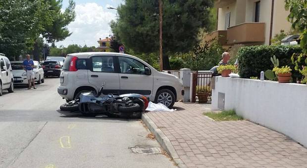 Schianto in scooter a pochi metri da casa Ex carabiniere e papà muore sul colpo