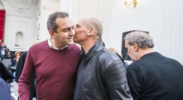 Varoufakis: «Spero che de Magistris si candidi con noi alle Europee»