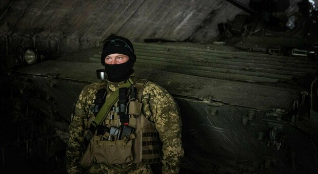 Soldato russo e la telefonata intercettata con la mamma: «Generali ubriachi, noi beviamo dalle pozzanghere»