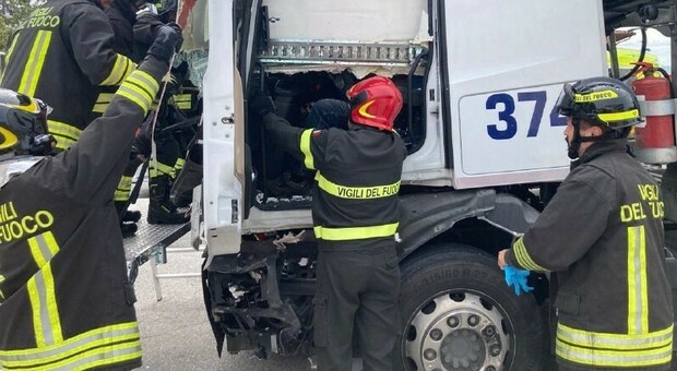 Incidente sulla Pontebbana: scontro tra due camion, autista incastrato nella cabina
