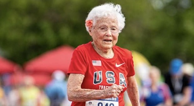 Julia, 103 anni, la runner più anziana: «Ragazzi non perdete mai la passione»