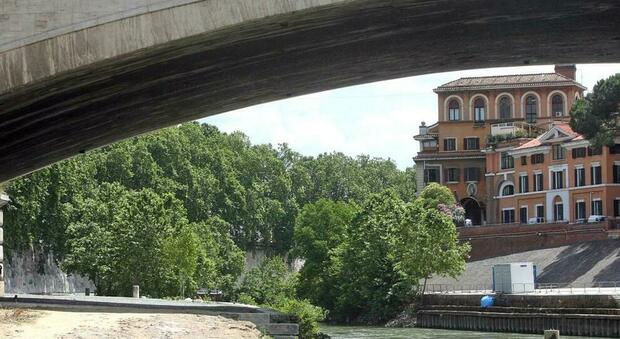 Precipita per un selfie da ponte Garibaldi, il racconto degli amici: «È stato un attimo, non abbiamo potuto salvarlo». Al vaglio gli scatti dei cellulari