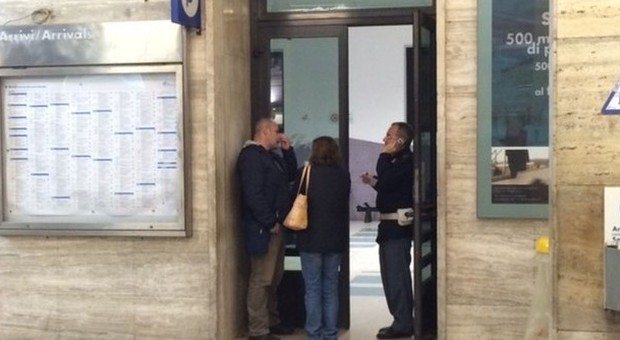 Ancona, choc in stazione clochard muore nella sala d'attesa davanti ai passeggeri