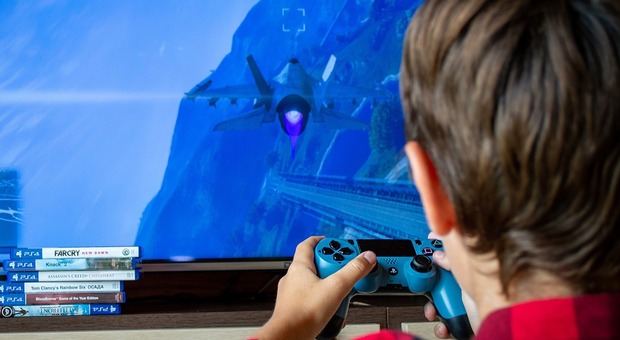 Papà costringe il figlio a giocare per 17 ore ai videogiochi senza dormire: la punizione per aver disobbedito