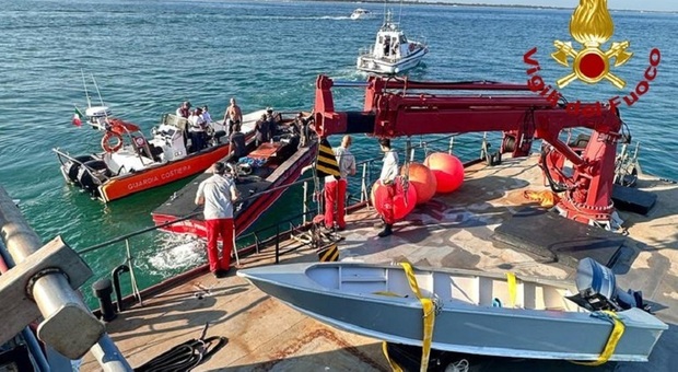 Si rovescia un barchino alla bocca di porto di Punta Sabbioni vicino al Mose: intervengono i vigili del fuoco con la gru