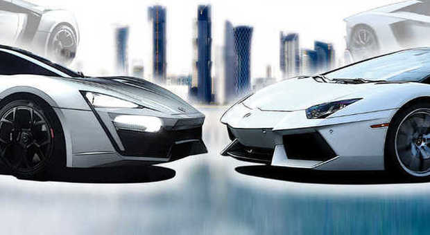 A sinistra la Lykan della W, a destra la Lamborghini Aventador Roadster. Sullo sfondo l'inconfondibile skyline di Doha