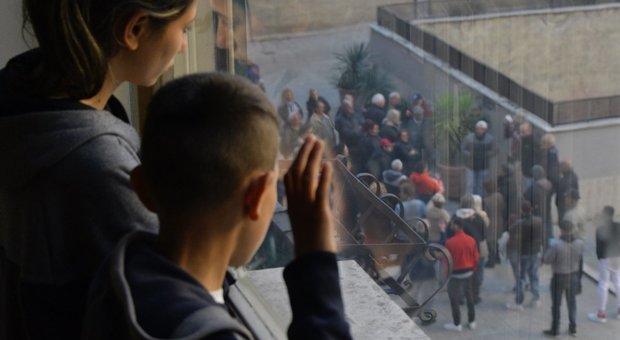 Casa popolare assegnata a famiglia rom: tensione in strada a Casal Bruciato