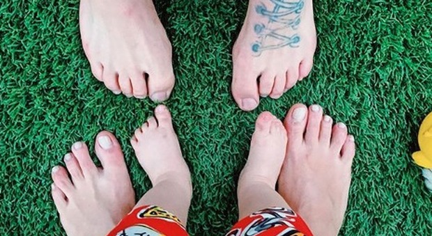 Chiara Ferragni, foto dei piedi con Fedez e Leone. I fan notano un particolare