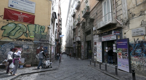 Tra i turisti nel cuore di Napoli con scooter rubato: denunciato