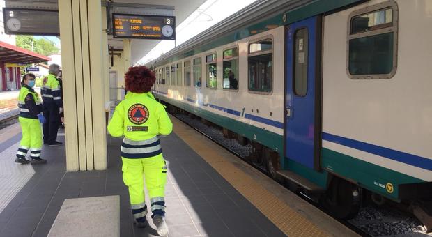Pesaro, cortesia ma anche rigore, volontari presidiano la stazione: «Troppe irregolarità»