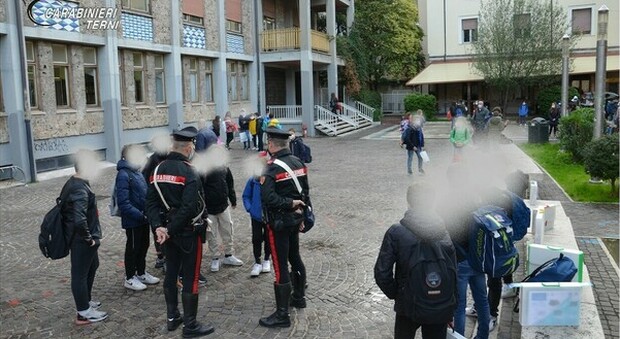 Terni, mascherine e distanziamenti carabinieri tra gli studenti