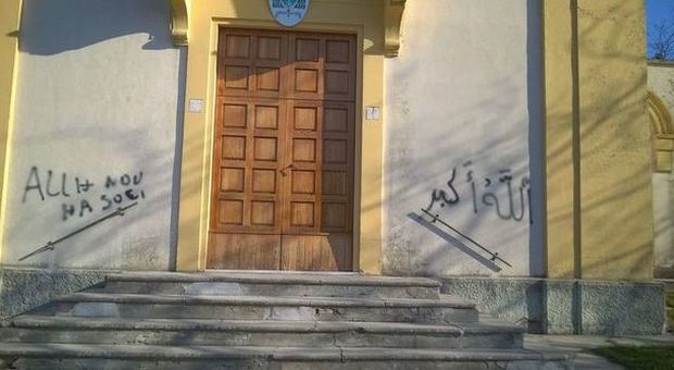 Pesaro, scritte in arabo con lo spray sulla chiesa ​di Fiorenzuola di Focara