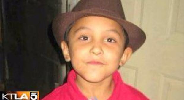 Bimbo di 8 anni ucciso dai genitori, assistenti sociali accusati: "Non hanno denunciato"
