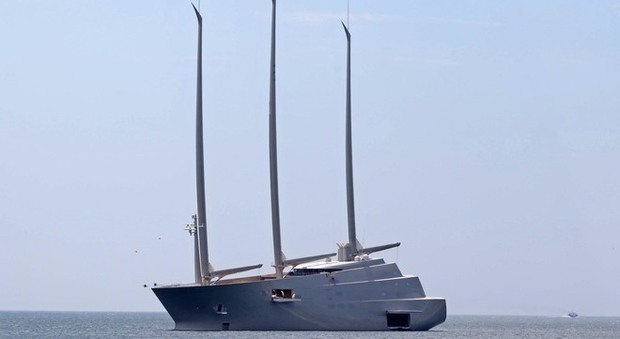 Mega yacht al largo di Mergellina: lo stupore sul Lungomare