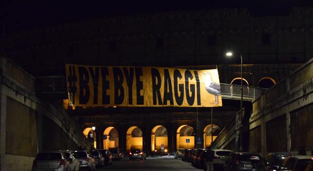 Roma, al Colosseo spunta lo striscione: “Bye Bye Raggi”. E il movimento di esponenti anonimi si dà appuntamento il 12 maggio