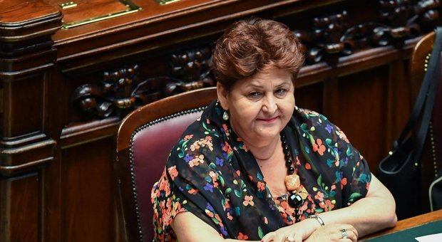 immagine Teresa Bellanova coloratissima, nuova mise floreale per la fiducia alla Camera