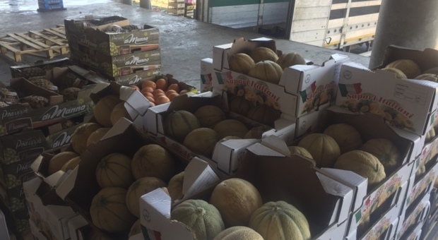 Frutta e verdura in vendita al Lago Patria: multati titolare e cliente