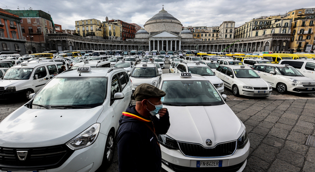 Lockdown a Napoli, tassisti e conducenti di scuolabus protestano al Plebiscito