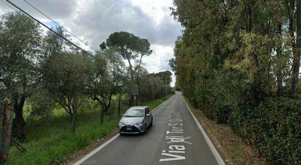 Roma, incidente con la moto alla Bufalotta: Daniele Ariosto muore a 45 anni forse per colpa di una buca
