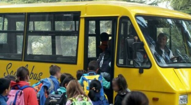Incendio nello scuolabus, paura a Montecalvo: bambini fatti scendere a un Km da Urbino. Sul posto vigili del fuoco e 118