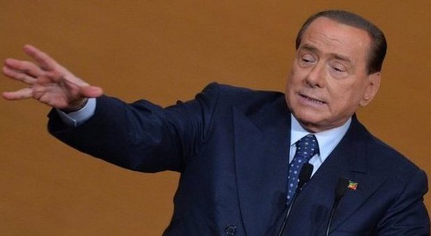 Berlusconi, si frattura il malleolo scendendo dall'auto a Milano