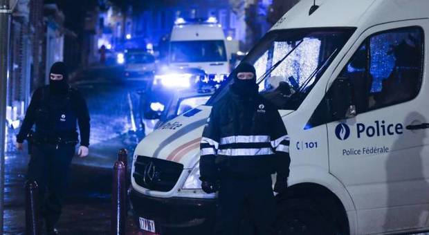 Bruxelles, uomo armato prende 15 ostaggi in supermercato: arrestato