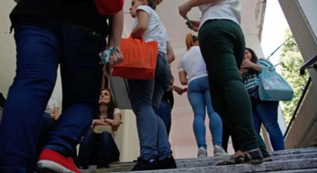 Roma, molesta le alunne durante verifiche: arrestato insegnante, sulla lavagna compare la scritta «pedofilo»
