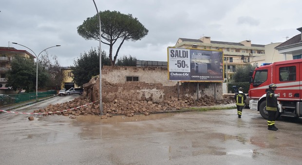 Via Cappuccini a Caserta, crolla edificio: tragedia sfiorata